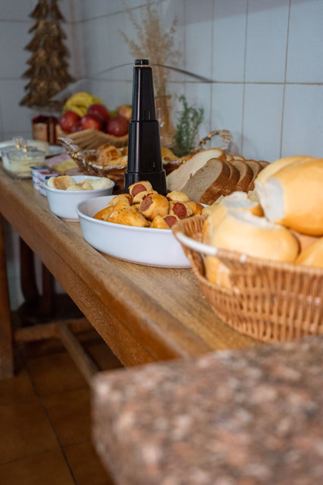 Mesa de café da manhã com variedade de opções deliciosas